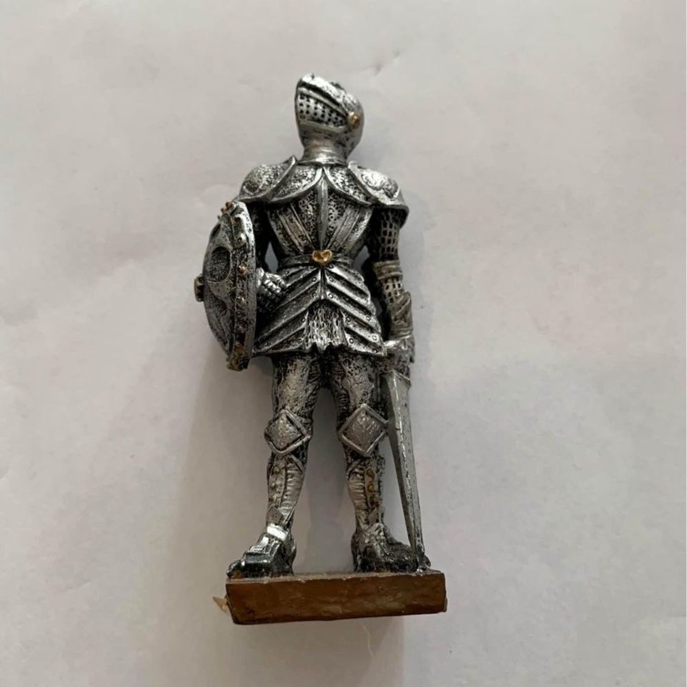 Sabre Figurine Knight In Armour